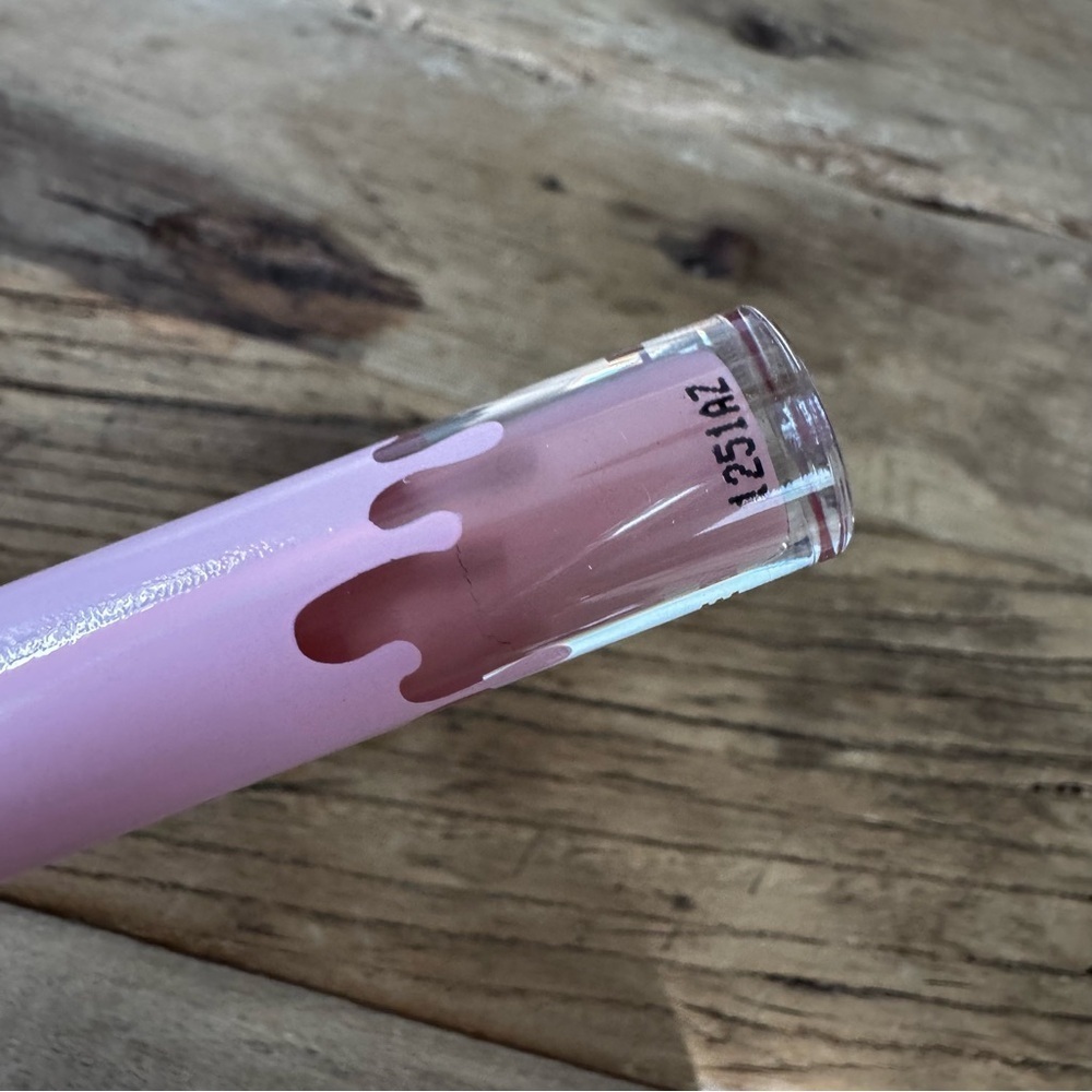 NEW IN BOX Kylie Lip Shine Laquer ~ You’re Cute Jeans (815) Nude pink - Picture 8 of 9